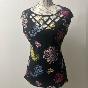 Back Sleeveless. Stretch Floral Print, Lattice-style Neckline Top.